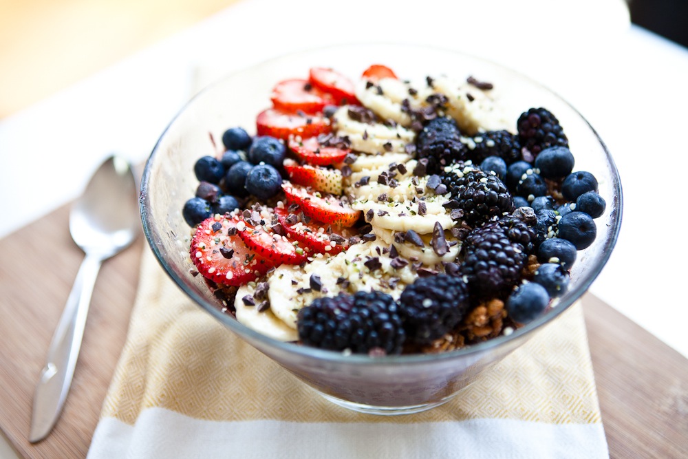 Breakfast bowl proteica con rawnola di cacao e bacche