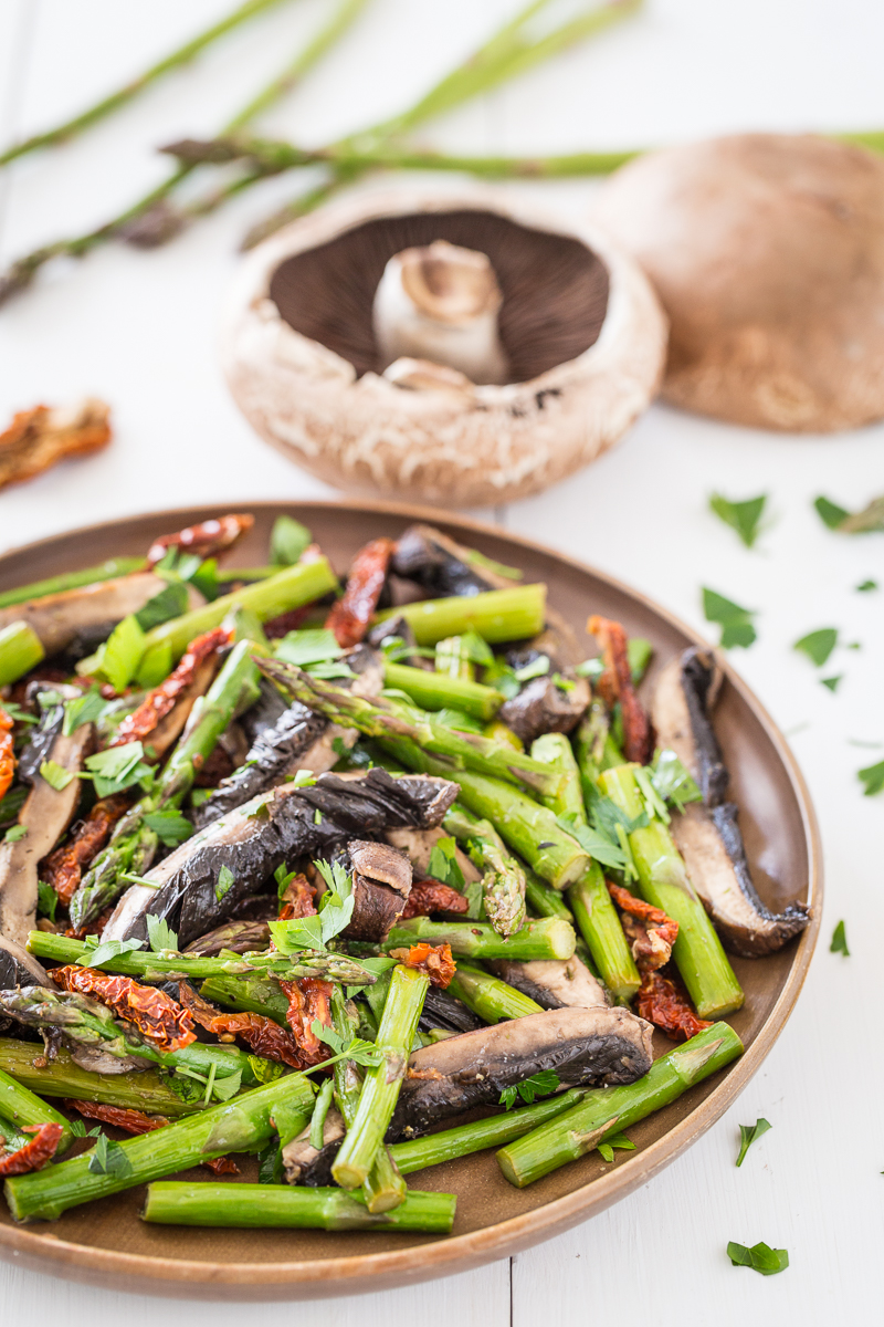 Portobello and Asparagus Salad with Sun-Dried Tomatoes